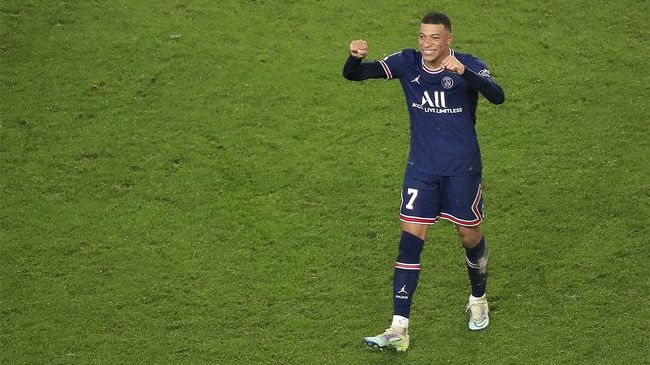 美女把尿口扒开给男生舔